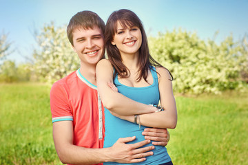 Obraz premium Young couple enjoying in blooming garden