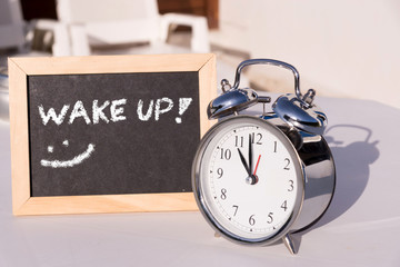 Ein Wecker und eine Tafel mit dem Wort Wake Up