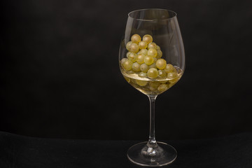 Weinglas mit wein und weintrauben