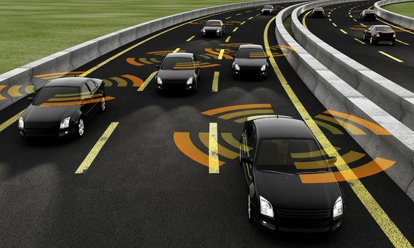 Autonome Autos auf einer Straße mit sichtbarer Verbindung
