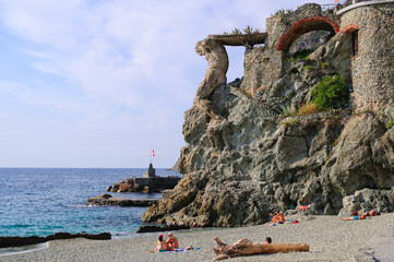 Fototapeta premium Statua del gigante, spiaggia di Monterosso, Liguria Italia