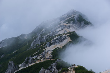 霧に包まれる燕岳