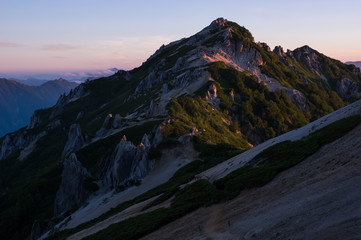 朝日に照らされる燕岳