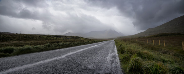 Strasse in Irland bei regen