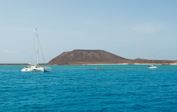 Fuerteventura, Isole Canarie: un catamarano, le barche e l'acqua cristallina di Lobos Island, la piccola isola a 2 chilometri da Fuerteventura il 4 settembre 2016