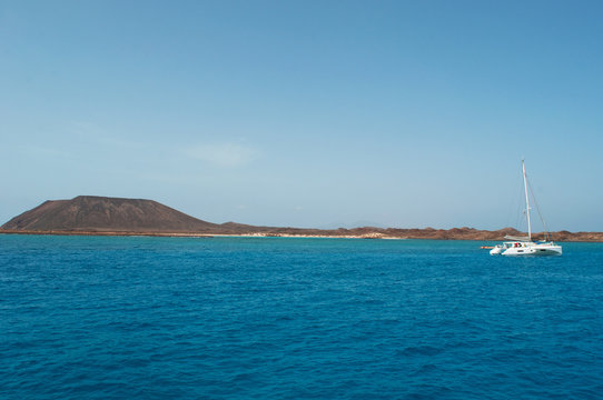 Fuerteventura, Isole Canarie: un catamarano e l'acqua cristallina di Lobos Island, la piccola isola a 2 chilometri da Fuerteventura il 4 settembre 2016