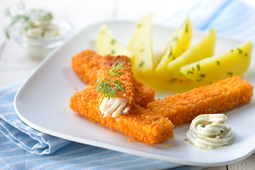 Goldbraune Fischstäbchen aus paniertem Seelachsfilet mit Petersilienkartoffeln und Remoulade...