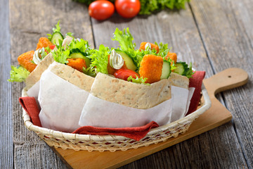 Streetfood: Knusprige Fischstäbchen mit frischem Salat und Remoulade im Pitabrot - Pita sandwich stuffed with crispy fish fingers, fresh salad and remoulade sauce