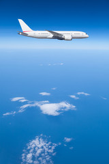 Podróż samolotem, samolot pasażerski latający nad chmurami - obrazy, fototapety, plakaty
