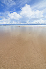 Obraz premium Waves sand beach and clouds sunny day