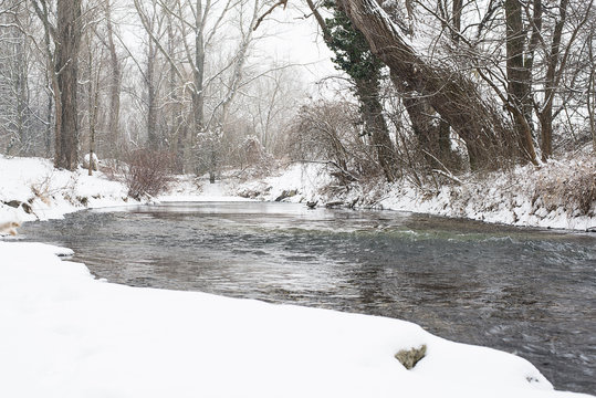 Winterliche Aulandschaft mit Fluss und Schnee