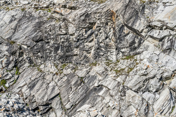Felsige Bergwand in den Hochalpen von Kärnten in Österreich als grafischer Hintergrund