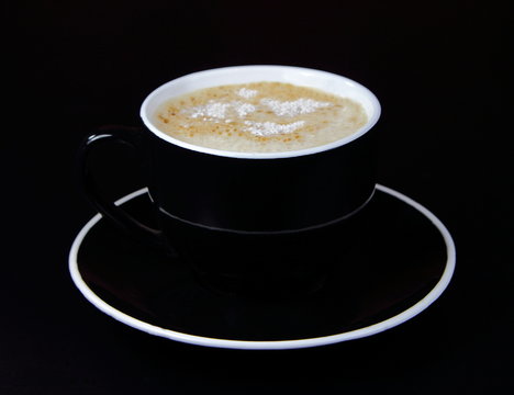 чашка кофе черная на черном фоне