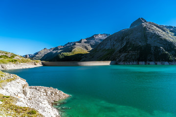 Speichersee K&ouml;lnbrein mit Staumauer K&ouml;lnbreinsperre und Berggipfel Gamskarnock in den Hochalpen von &Ouml;sterreich