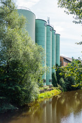 Silos am Fluss