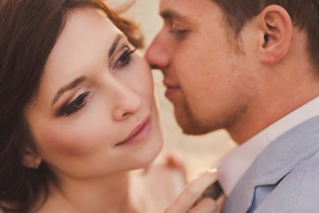 Naklejka premium Closeup portrait of a romantic and stylish caucasian couple hugging at sunrise. Love, relationships, romance, happiness concept.