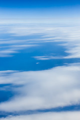 Piękny widok z samolotu na horyzont - błękitne niebo nad chmurami i ocean - obrazy, fototapety, plakaty