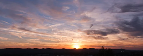 Foto op Plexiglas Zonsondergang boven rustige stad © dmcgill71