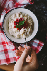 Oatmeal with berries and mint