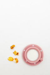 Plakat popcorn in cute cup on white backgrounds