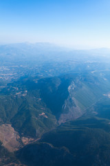 Piękny widok z samolotu na horyzont i górskie szczyty