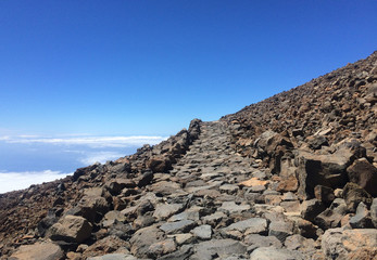 Paisaje volcánico, cielo y nubes en el Teide
