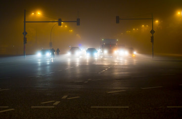 Berufsverkehr in einer Stadt bei Dunkelheit und Nebel © Rainer Fuhrmann