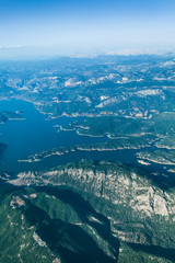 Fototapeta Piękny widok z samolotu na horyzont z morzem i górami obraz