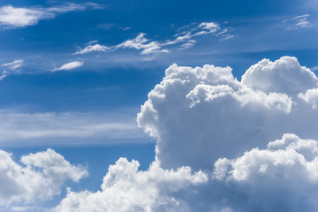 Fototapeta Widok z okna samolotu na niebo i chmury  obraz