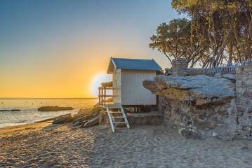Sunrise sur la cabine de plage