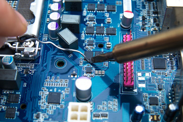 Platine mit Mikroprozessor und Kondensatoren wird durchgemessen - Mainboard