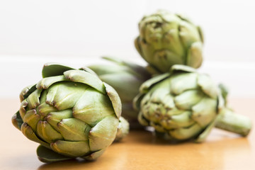 Obraz premium group of several artichokes front