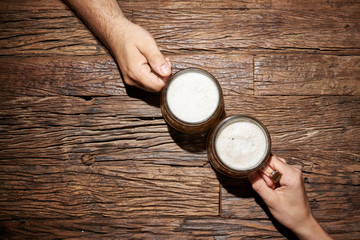 Hände beim anstoßen mit Bier