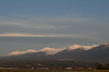 夕暮れに染まる十勝岳