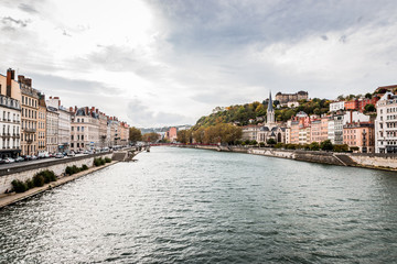Fototapeta premium Vue sur la Saône du pont Bonaparte à Lyon