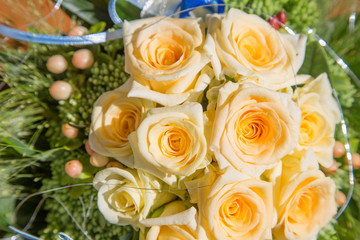 wunderschöner Brautstrauß mit gelben Rosen und blauem Band