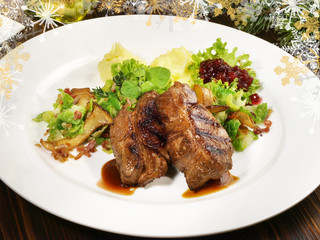 Wildschweinsteak auf Rosenkohl und Preiselbeeren