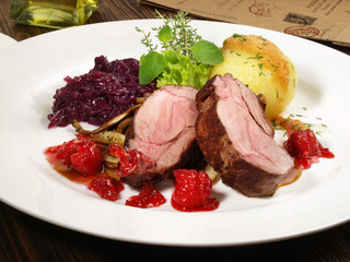 Wildschweinrücken mit Rotkohl und Knödel