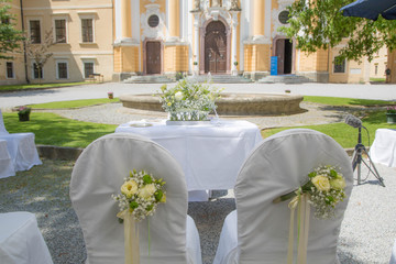 Hochzeit im Freien im Innenhof von romantischem Traumschloss