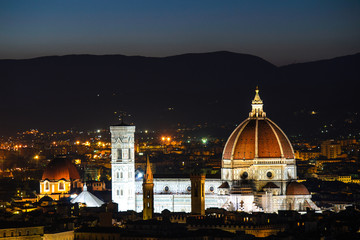 Fototapeta na wymiar Dom von Florenz bei Nacht