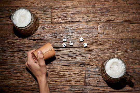 W&uuml;rfelspiel auf altem Tisch mit Bier