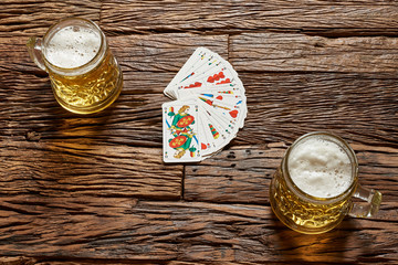 Kartenspiel mit Bier auf alten Tisch