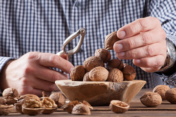 Mann knackt Walnüsse