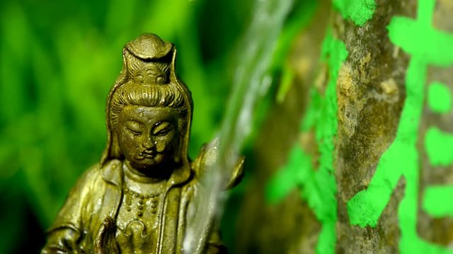 Guanyin Statue an chinesischer Drachen-Quelle