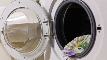 Geldwäsche/ Korruption/ Steuerhinterziehung: Euroscheine in der Waschmaschine/ am Wäscheständer