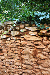 Muro de piedras. Antiguo muro dañado por el tiempo para la contención de tierra.
