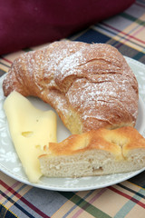 croissant bread n cheese