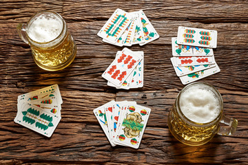 Kartenspiel mit Bier auf alten Tisch
