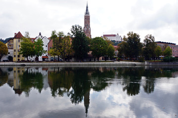 Altstadtpanorama spiegelt sich im der Isar