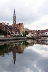 Altstadtpanorama spiegelt sich im der Isar